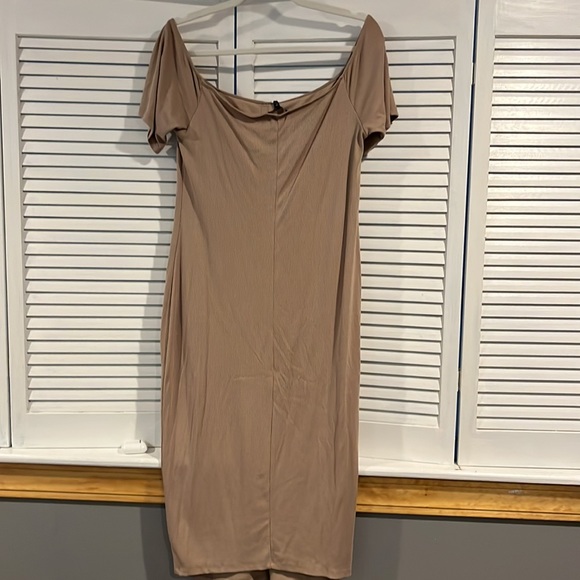 Fashion Nova NWT. Size 2X. Taupe. Off shoulder. Button down detail. - Picture 5 of 5